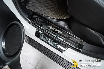 Nẹp Bước Chân Trong Toyota Hilux 2021 Chất Liệu Titan Cao Cấp