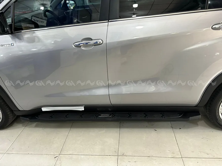 Bậc lên xuống cơ Innova 2023 mẫu nhập - Ảnh 2