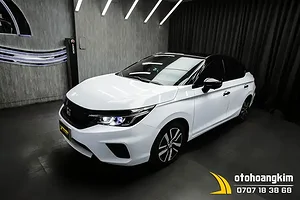 dan-decal-xe-o-to-mau-trang-duoc-ua-chuong-nhat-hien-nay