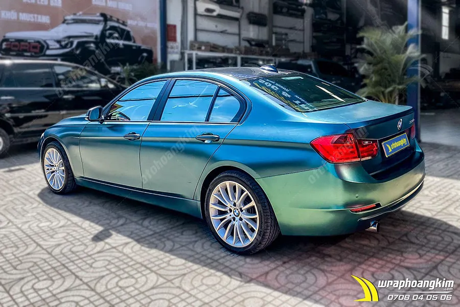 Dán đổi màu mờ bóng đá quý xanh ánh kim Bmw 320i - Ảnh 4