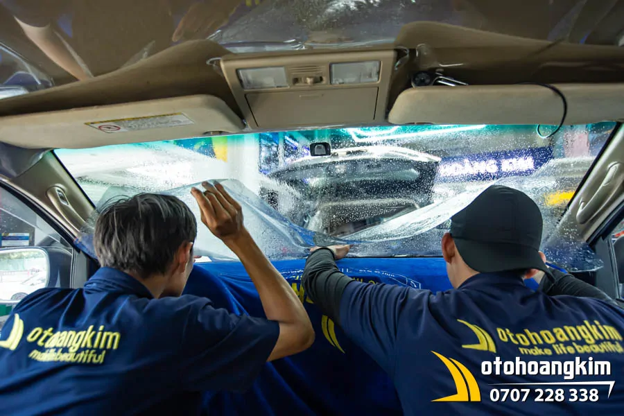 Dán phim cách Avery kính lái AC70 xe Fortuner - Ảnh 6