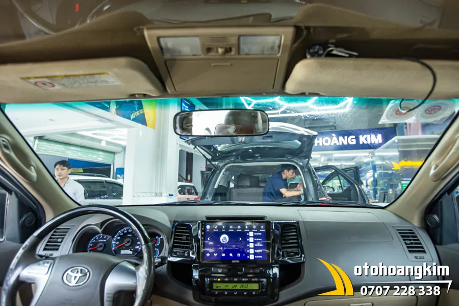 Dán phim cách Avery kính lái AC70 xe Fortuner - Ảnh 2