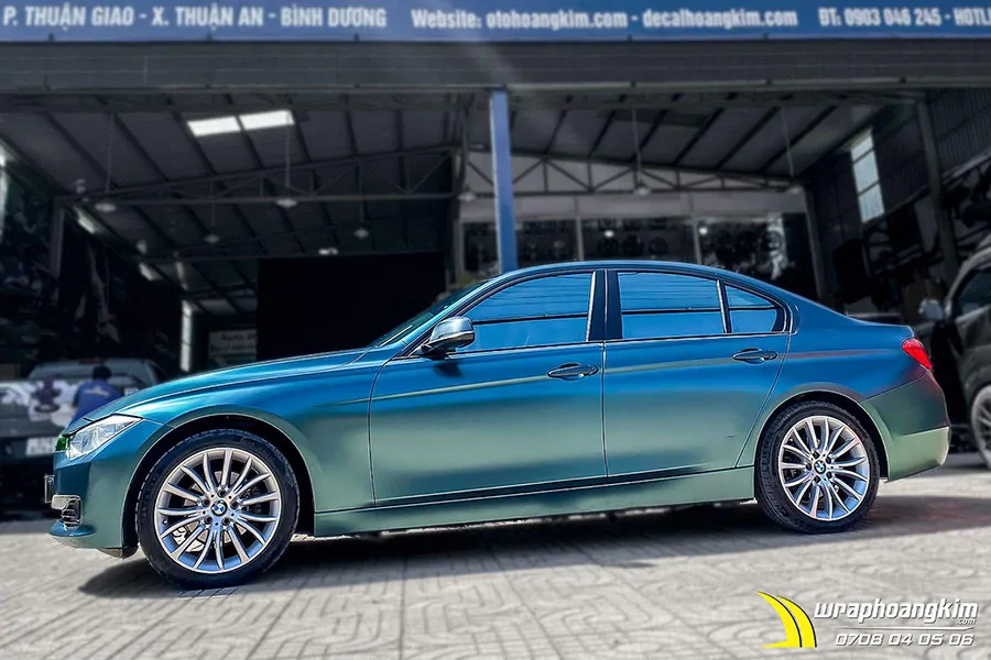 Dán đổi màu mờ bóng đá quý xanh ánh kim Bmw 320i - Ảnh 2