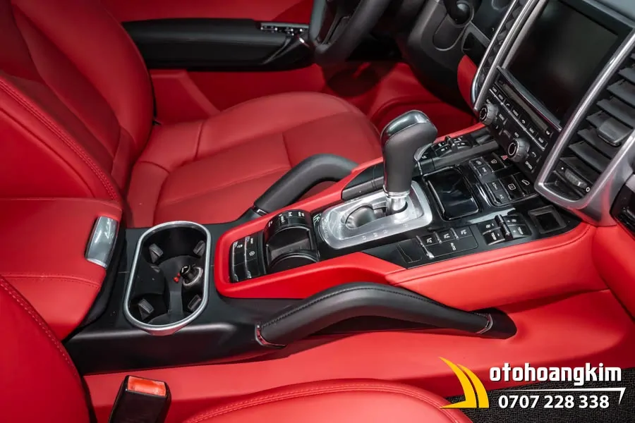 Đổi màu nội thất đỏ rượu vang xe Porsche - Ảnh 3