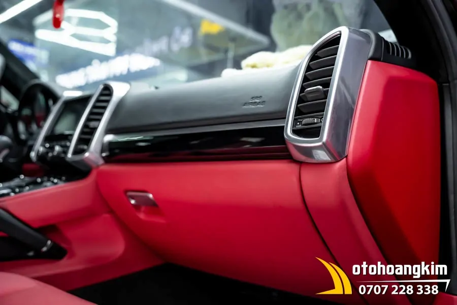 Đổi màu nội thất đỏ rượu vang xe Porsche - Ảnh 12