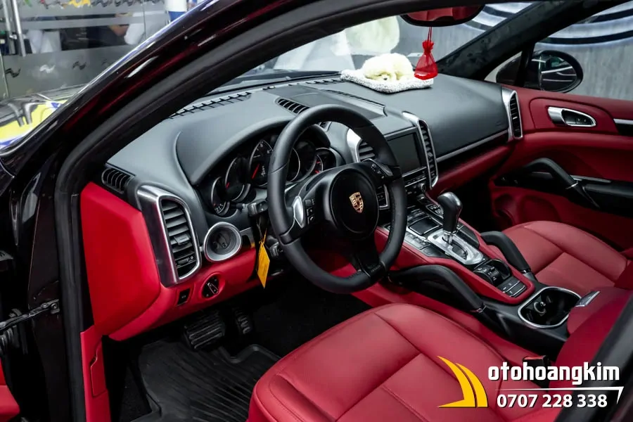 Đổi màu nội thất đỏ rượu vang xe Porsche - Ảnh 8