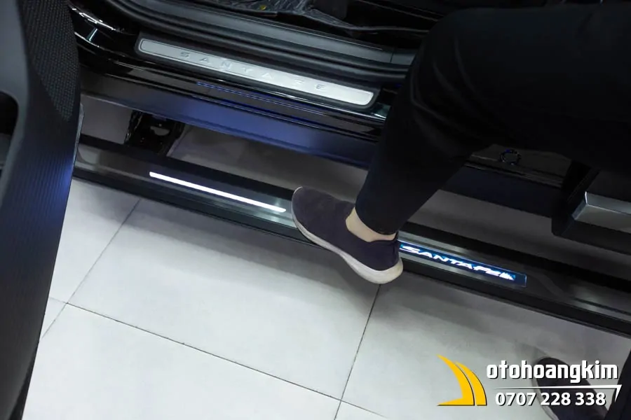 Bậc lên xuống điện Santafe 2024 mẫu mặt gương có led AKM - Ảnh 4
