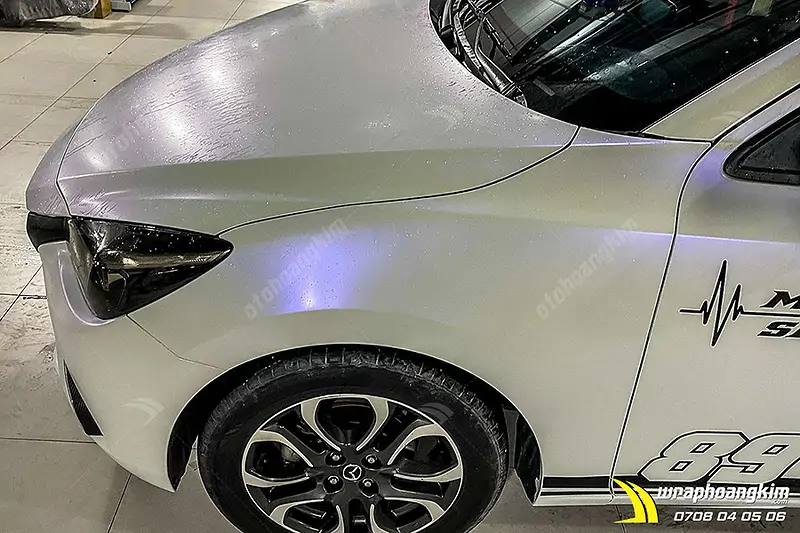 Dán đổi màu trắng mờ Mazda 2 Hatchback - Ảnh 4