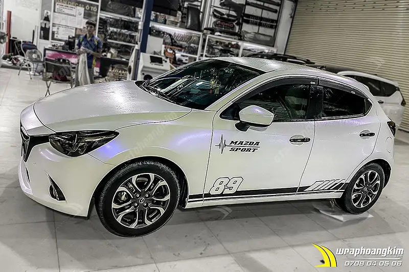 Dán đổi màu trắng mờ Mazda 2 Hatchback - Ảnh 2