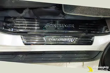Nẹp Bước Chân Trong Toyota Fortuner Titan