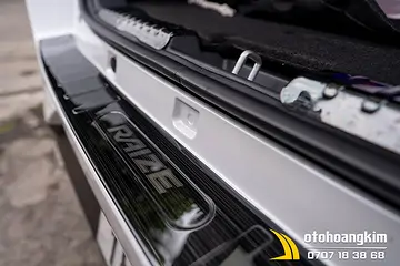 Chống trầy cốp nhựa Toyota Raize 2021 titan