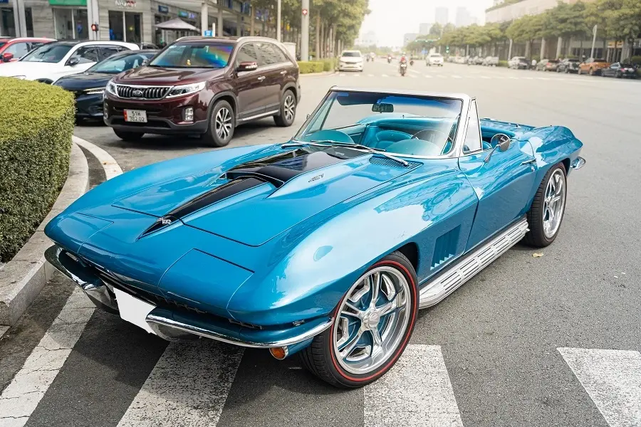 https://otohoangkim-storage.sgp1.cdn.digitaloceanspaces.com/chevrolet-corvette-c2-stingray-gan-60-nam-tuoi-trong-nhu-moi-tai-sai-g-0-900x900.webp