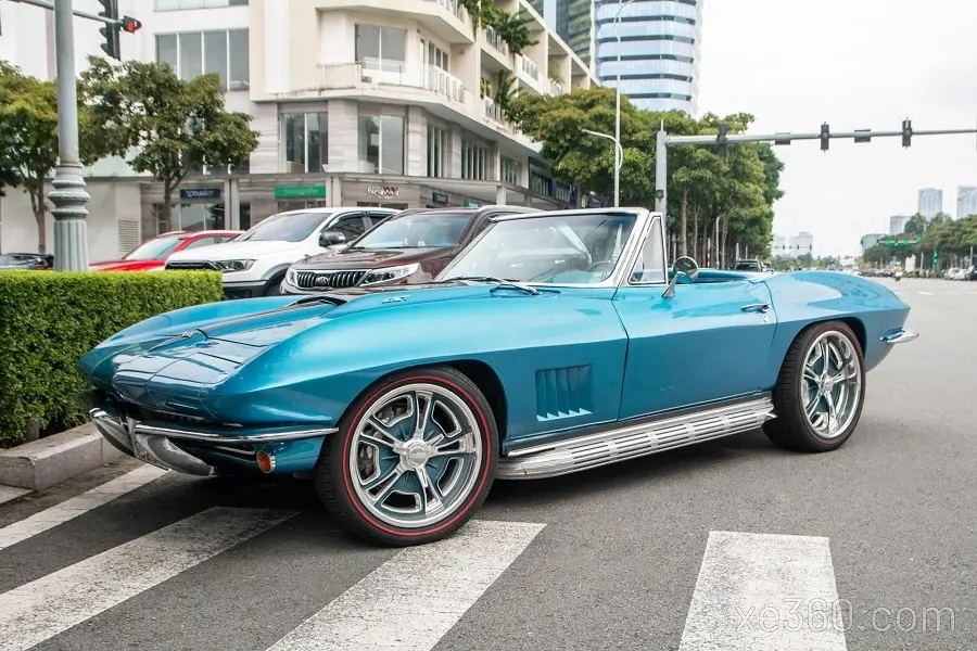 https://otohoangkim-storage.sgp1.cdn.digitaloceanspaces.com/chevrolet-corvette-c2-stingray-gan-60-nam-tuoi-trong-nhu-moi-tai-sai-g-1-900x900.webp