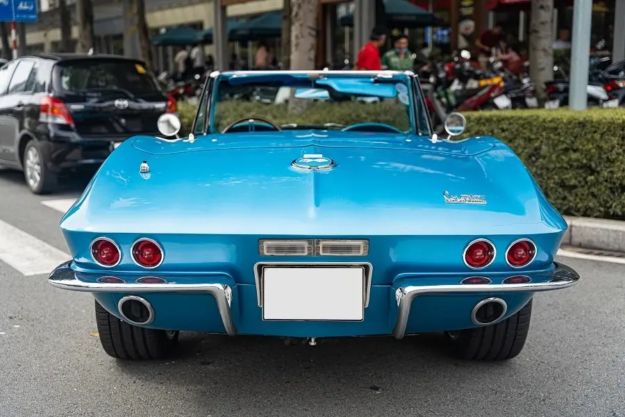 https://otohoangkim-storage.sgp1.cdn.digitaloceanspaces.com/chevrolet-corvette-c2-stingray-gan-60-nam-tuoi-trong-nhu-moi-tai-sai-g-2-900x900.webp