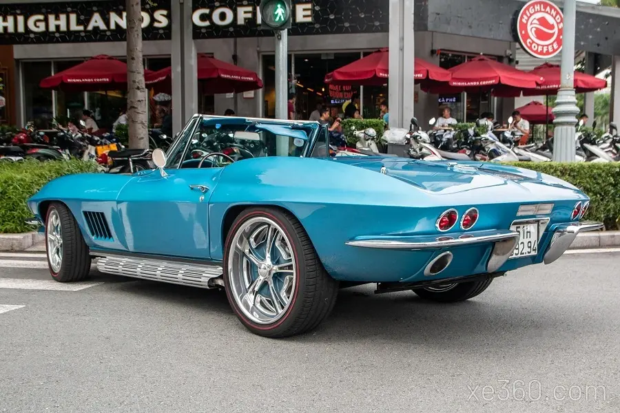 https://otohoangkim-storage.sgp1.cdn.digitaloceanspaces.com/chevrolet-corvette-c2-stingray-gan-60-nam-tuoi-trong-nhu-moi-tai-sai-g-4-900x900.webp