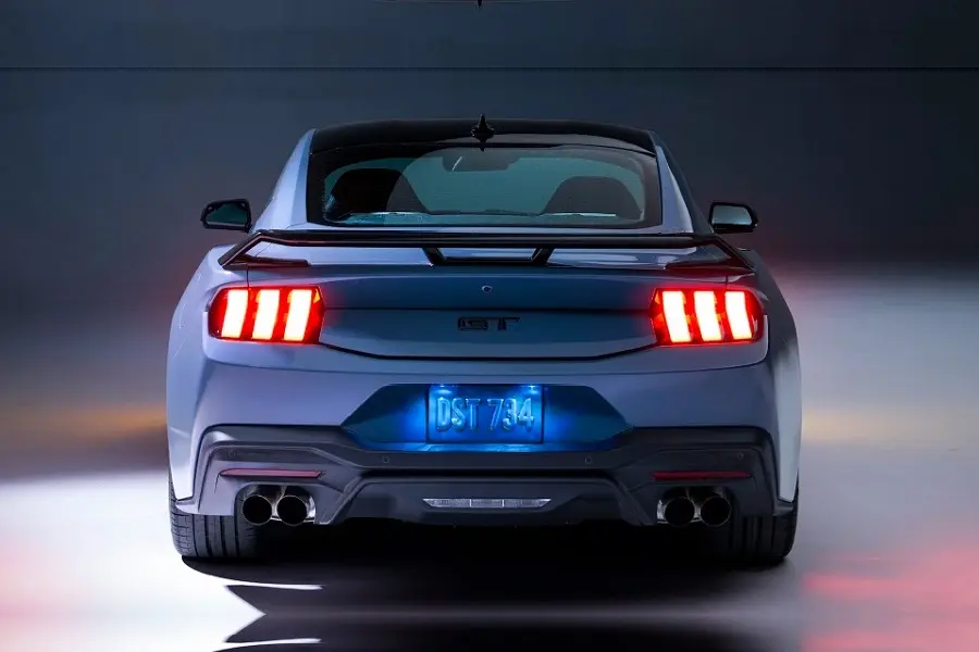 https://otohoangkim-storage.sgp1.cdn.digitaloceanspaces.com/chiec-ford-mustang-gt-2024-dau-tien-co-gia-565-000-usd-5-900x900.webp