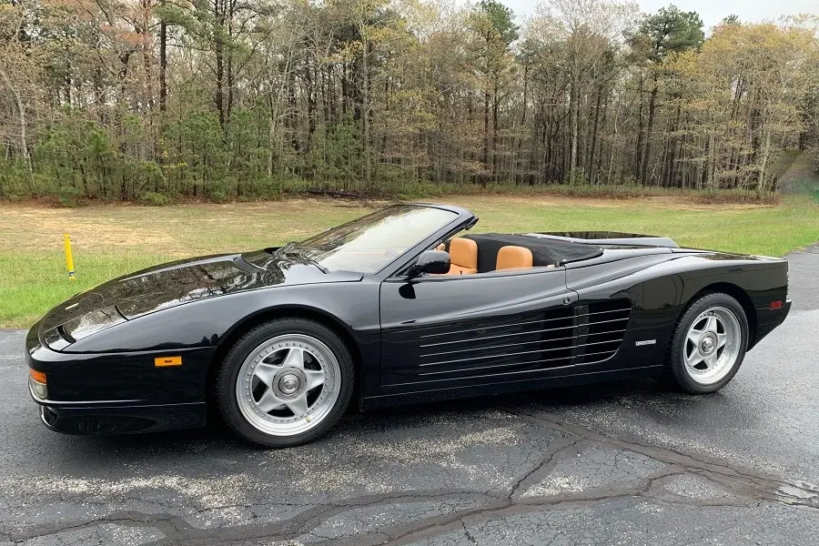 https://otohoangkim-storage.sgp1.cdn.digitaloceanspaces.com/chiem-nguong-5-mau-xe-ferrari-testarossa-co-se-duoc-dau-gia-tai-y-5-900x900.webp