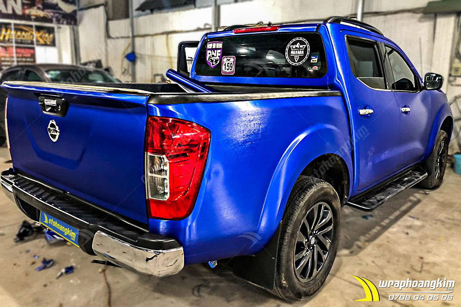 Dán đổi màu xanh nhôm xước Nissan Navara ảnh 2