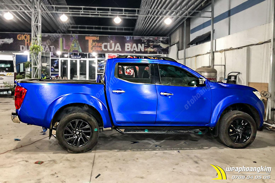 Dán đổi màu xanh nhôm xước Nissan Navara ảnh 1