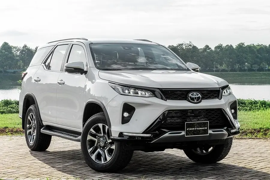 https://otohoangkim-storage.sgp1.cdn.digitaloceanspaces.com/den-luot-toyota-fortuner-2023-bo-sung-nhieu-tinh-nang-moi-1-900x900.webp