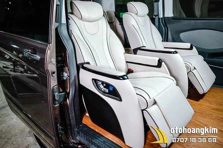 Ghế Limousine kết hợp với sàn gỗ mang lại vẻ đẹp sang trọng cho xe