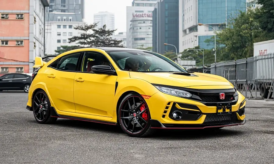 https://otohoangkim-storage.sgp1.cdn.digitaloceanspaces.com/honda-civic-type-r-2023-co-mat-tai-ha-noi-cho-ngay-ban-giao-den-kha-1-900x900.webp