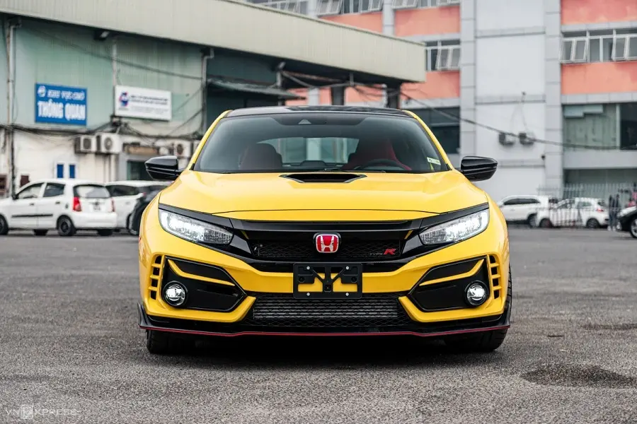 https://otohoangkim-storage.sgp1.cdn.digitaloceanspaces.com/honda-civic-type-r-2023-co-mat-tai-ha-noi-cho-ngay-ban-giao-den-kha-2-900x900.webp