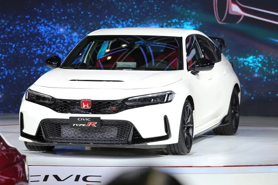 https://otohoangkim-storage.sgp1.cdn.digitaloceanspaces.com/honda-civic-type-r-2023-co-mat-tai-ha-noi-cho-ngay-ban-giao-den-kha-3-900x900.webp