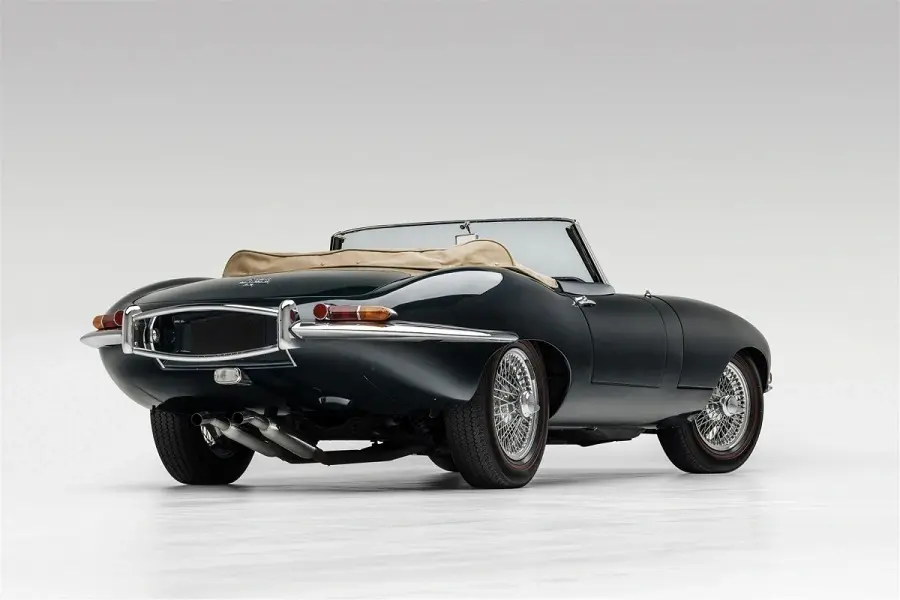 https://otohoangkim-storage.sgp1.cdn.digitaloceanspaces.com/jaguar-etype-roadster-series-1-5-van-dep-nhu-moi-sau-hon-50-nam-ra-mat-1-900x900.webp