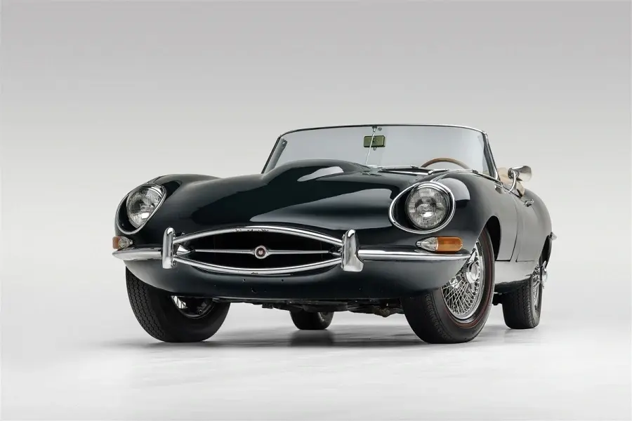 https://otohoangkim-storage.sgp1.cdn.digitaloceanspaces.com/jaguar-etype-roadster-series-1-5-van-dep-nhu-moi-sau-hon-50-nam-ra-mat-6-900x900.webp