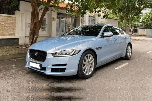 jaguar-xe-7-nam-tuoi-ban-lai-ngang-gia-toyota-camry-tai-viet-nam