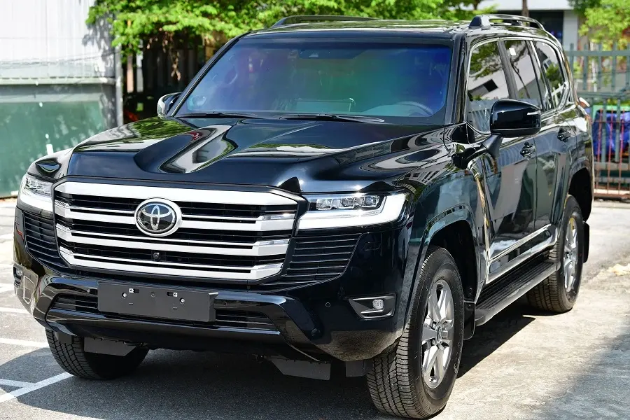 https://otohoangkim-storage.sgp1.cdn.digitaloceanspaces.com/khach-viet-phai-tam-thoi-dung-mua-toyota-land-cruiser-1-900x900.webp