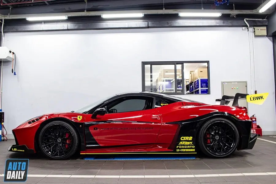 https://otohoangkim-storage.sgp1.cdn.digitaloceanspaces.com/kham-pha-ferrari-458-italia-do-liberty-walk-lbsilhouette-works-doc-nhat-3-900x900.webp