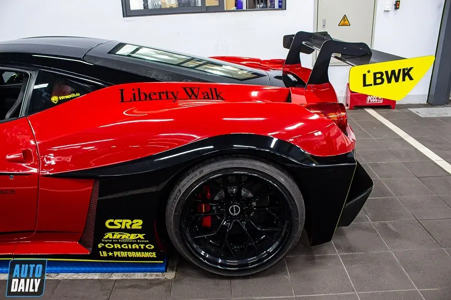 https://otohoangkim-storage.sgp1.cdn.digitaloceanspaces.com/kham-pha-ferrari-458-italia-do-liberty-walk-lbsilhouette-works-doc-nhat-7-900x900.webp