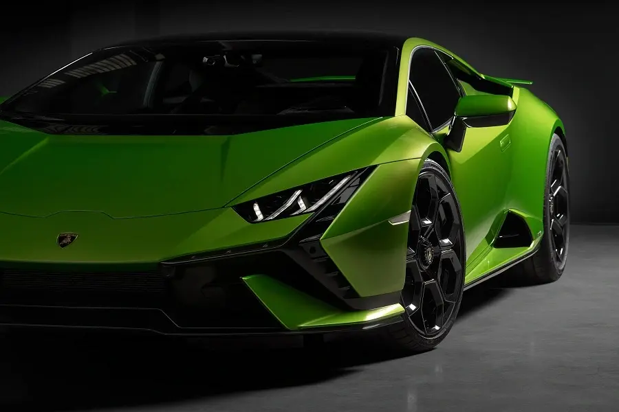 https://otohoangkim-storage.sgp1.cdn.digitaloceanspaces.com/kham-pha-nhung-diem-thu-vi-tren-lamborghini-huracan-tecnica-2023-4-900x900.webp