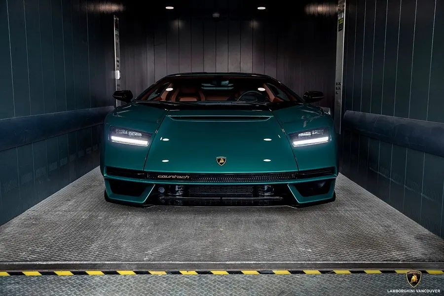 https://otohoangkim-storage.sgp1.cdn.digitaloceanspaces.com/lamborghini-countach-lpi-8004-mau-verde-abete-voi-lazang-bang-dong-2-900x900.webp