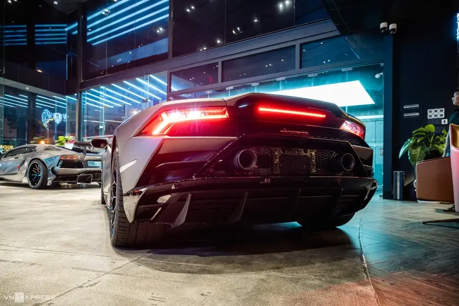 https://otohoangkim-storage.sgp1.cdn.digitaloceanspaces.com/lamborghini-huracan-evo-sieu-bo-gia-28-ty-dong-4-900x900.webp