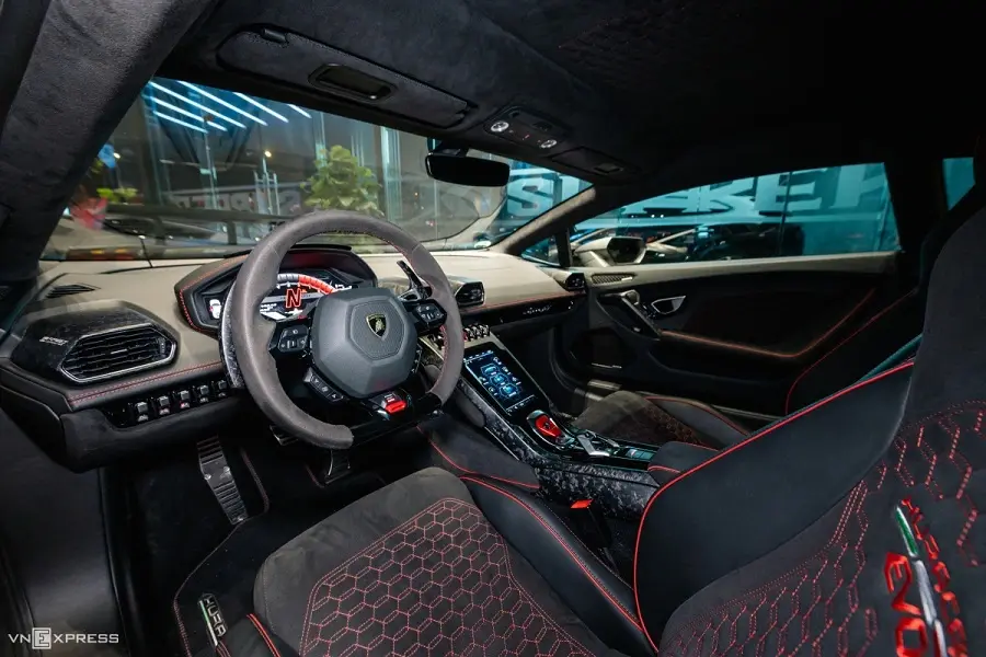 https://otohoangkim-storage.sgp1.cdn.digitaloceanspaces.com/lamborghini-huracan-evo-sieu-bo-gia-28-ty-dong-5-900x900.webp