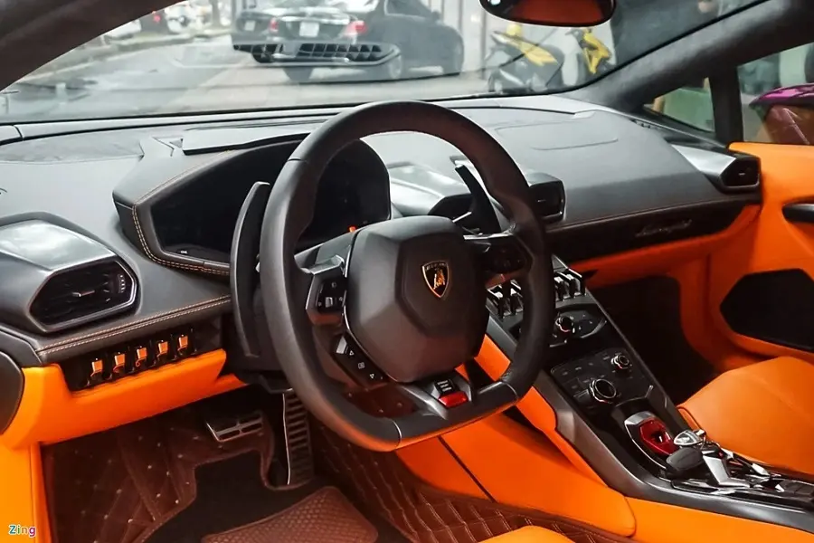 https://otohoangkim-storage.sgp1.cdn.digitaloceanspaces.com/lamborghini-huracan-lp-6104-voi-ngoai-that-doc-dao-tai-tp-hcm-4-900x900.webp