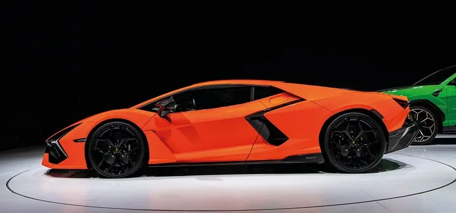 https://otohoangkim-storage.sgp1.cdn.digitaloceanspaces.com/lamborghini-revuelto-chao-san-thi-truong-chau-a-tai-trien-lam-o-to-1-900x900.webp