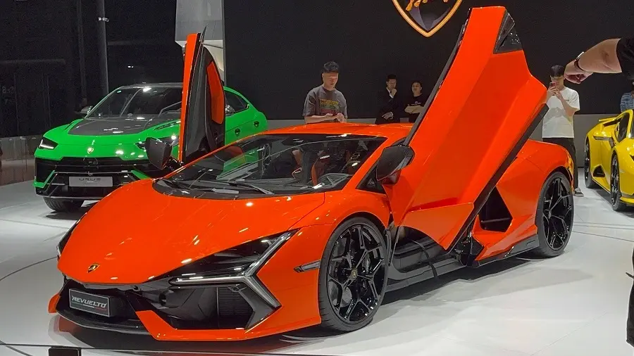 https://otohoangkim-storage.sgp1.cdn.digitaloceanspaces.com/lamborghini-revuelto-chao-san-thi-truong-chau-a-tai-trien-lam-o-to-7-900x900.webp