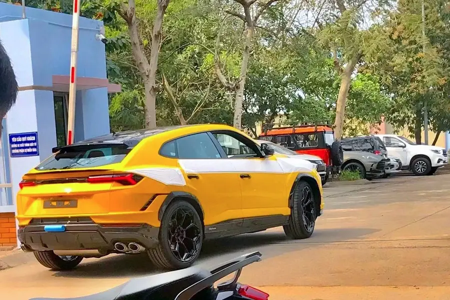 https://otohoangkim-storage.sgp1.cdn.digitaloceanspaces.com/lamborghini-urus-performante-dau-tien-ve-viet-nam-lo-dien-gia-hon-1-0-900x900.webp