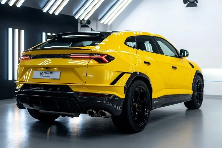 https://otohoangkim-storage.sgp1.cdn.digitaloceanspaces.com/lamborghini-urus-performante-dau-tien-ve-viet-nam-lo-dien-gia-hon-1-3-900x900.webp