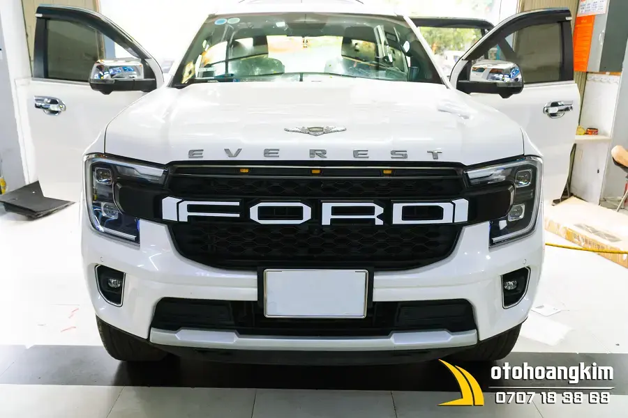 Mặt ca lăng Ford Everest