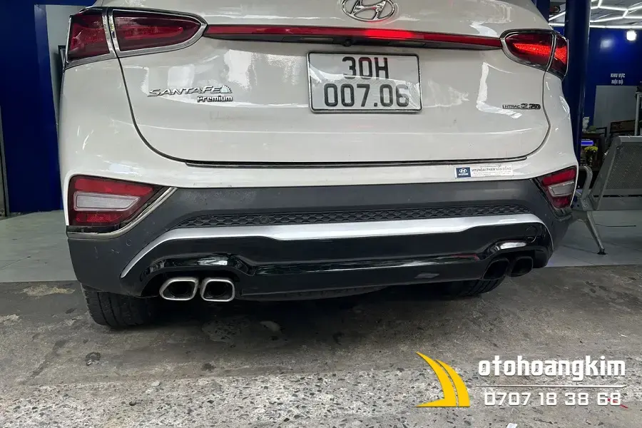 Lip chia pô SantaFe 2019 là phụ kiện trang trí đuôi xe độc đáo