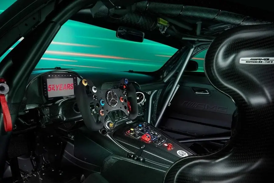 https://otohoangkim-storage.sgp1.cdn.digitaloceanspaces.com/mercedesamg-gt3-edition-55-dong-co-v8-manh-641-ma-luc-chi-co-5-chie-5-900x900.webp