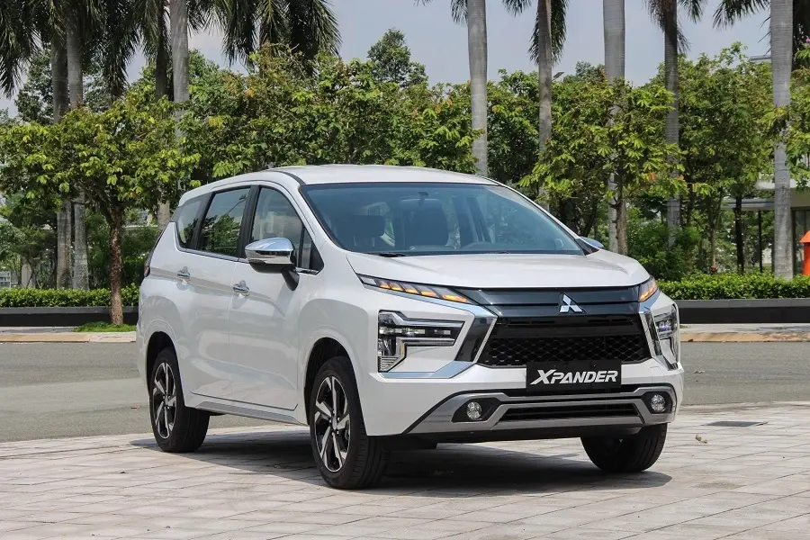 https://otohoangkim-storage.sgp1.cdn.digitaloceanspaces.com/mitsubishi-xpander-ngoi-vuong-kho-lay-chuyen-1-900x900.webp