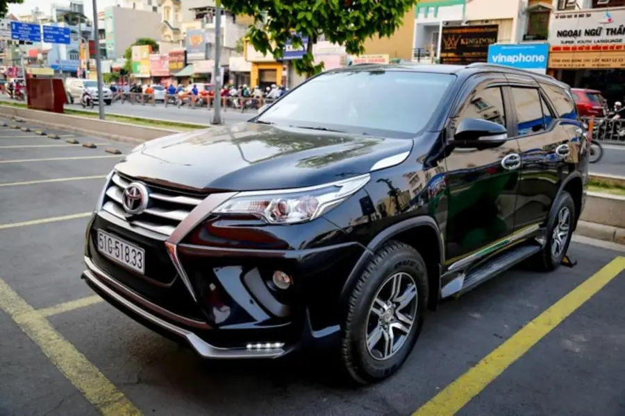 https://otohoangkim-storage.sgp1.cdn.digitaloceanspaces.com/nghich-ly-toyota-fortuner-0-900x900.webp