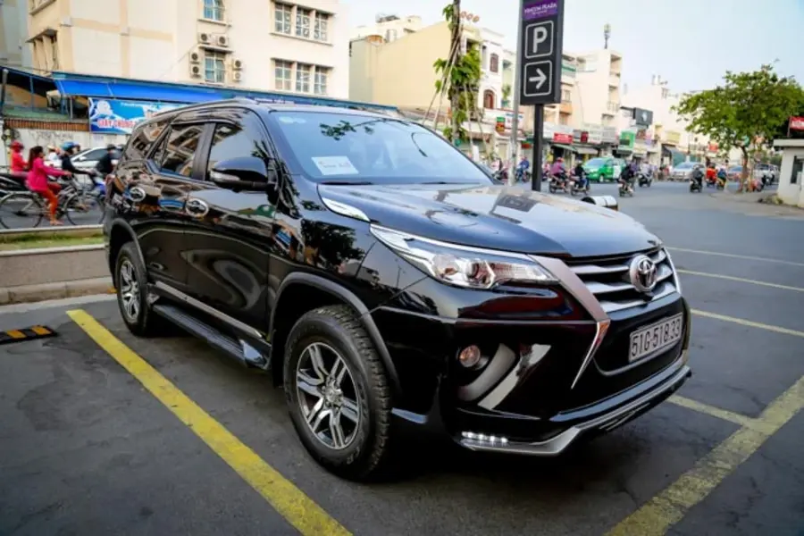 https://otohoangkim-storage.sgp1.cdn.digitaloceanspaces.com/nghich-ly-toyota-fortuner-1-900x900.webp