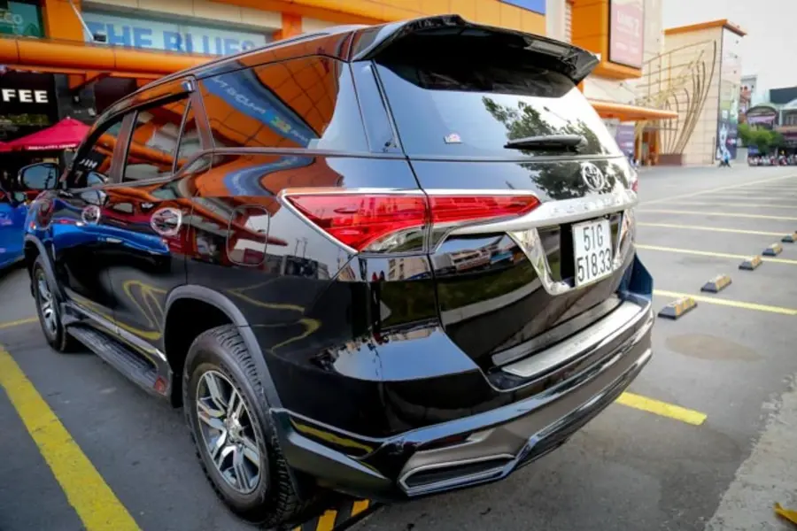 https://otohoangkim-storage.sgp1.cdn.digitaloceanspaces.com/nghich-ly-toyota-fortuner-3-900x900.webp